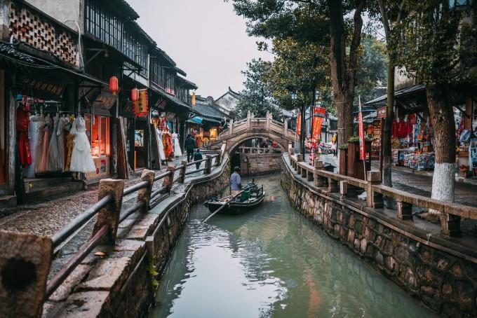 秦王赶紧来扶弟媳杨媚儿下马,杨媚却身子一软趁势倒在了他的怀里